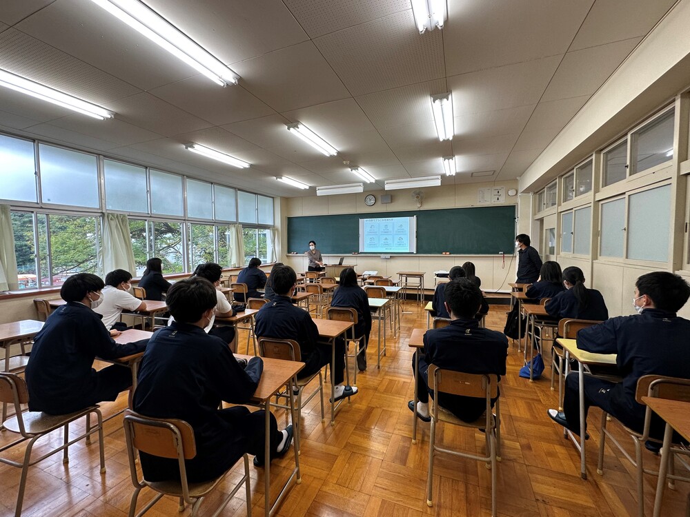 静岡県立熱海高等学校3年生の皆さんに海の環境問題についてお話する出張授業を実施しました。